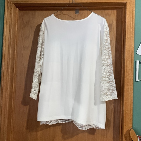 3/4 length lace sleeve top - Picture 4 of 4